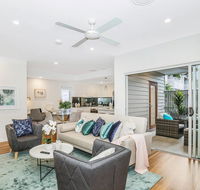 Park Avenue Townhouse Retreat Brisbane Sleeps 10 - Accommodation in Surfers Paradise