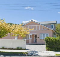Plum Tree Cottage - warm cosy  walk to town - Accommodation in Surfers Paradise