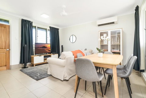 Private Pool, Big Backyard, Aircon - Paradise! - Accommodation in Surfers Paradise 1