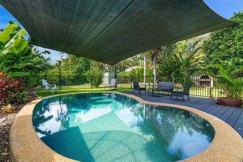 Private Pool, Big Backyard, Aircon - Paradise! - Accommodation in Surfers Paradise 0