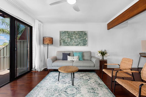 Quiet Waterfront Retreat In Family Neighbourhood - Accommodation in Surfers Paradise 2