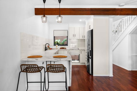 Quiet Waterfront Retreat In Family Neighbourhood - Accommodation in Surfers Paradise 1