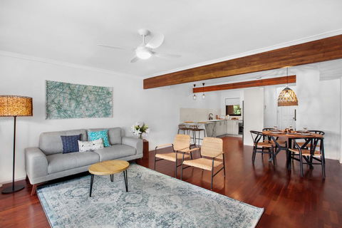 Quiet Waterfront Retreat In Family Neighbourhood - Accommodation in Surfers Paradise 0