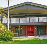 Red Door Beach House - Marcoola Beach - PET FRIENDLY FOXTEL WIFI 500 BOND Linen Supplied - Accommodation in Surfers Paradise