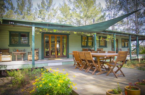Red Tractor Retreat - Accommodation in Surfers Paradise 1
