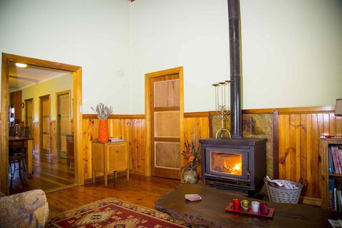 Red Tractor Retreat - Accommodation in Surfers Paradise 0