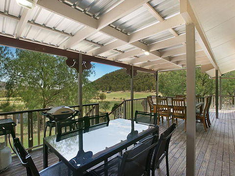 Rosa House In Broke, 4br House In Walking Distance To Cellar Doors - Accommodation in Surfers Paradise 0