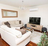 Roselawn Entertainer Large  Luxurious Sleeps 12 - Accommodation in Surfers Paradise