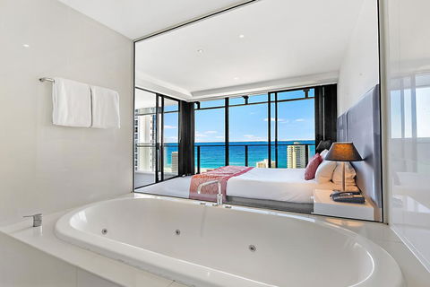 SeaBreeze Holidayz On Cavill Ocean View - Accommodation in Surfers Paradise 1