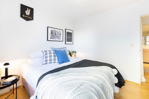 Sleek Modern Apartment Close To Everything - Accommodation in Surfers Paradise 1