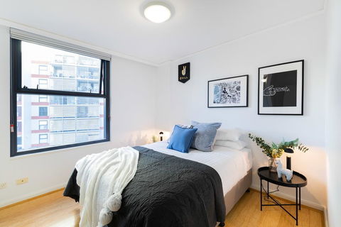 Sleek Modern Apartment Close To Everything - Accommodation in Surfers Paradise 2