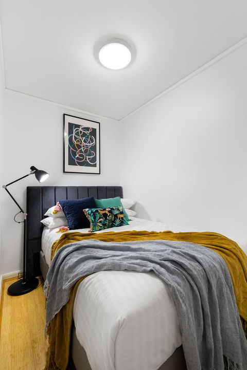 Sleek Modern Apartment Close To Everything - Accommodation in Surfers Paradise 3
