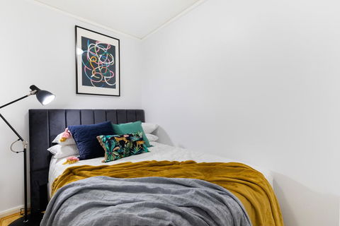 Sleek Modern Apartment Close To Everything - Accommodation in Surfers Paradise 0