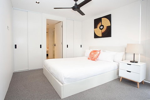 Sleek Modern Apartment In The Heart Of Manly - Accommodation in Surfers Paradise 2