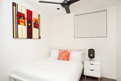 Sleek Modern Apartment In The Heart Of Manly - Accommodation in Surfers Paradise 3