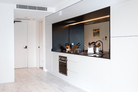 Sleek Modern Apartment In The Heart Of Manly - Accommodation in Surfers Paradise 1