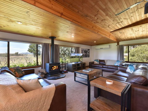 Soldiers Cottage Picturebook Vineyard Home - Accommodation in Surfers Paradise 1