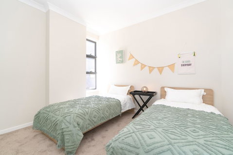 SP246-Brandnew Modern Apt In Penrith With Parking - Accommodation in Surfers Paradise 2