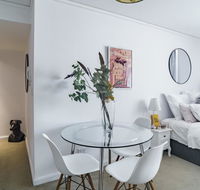 Spacious Apt V Stylish Furniture Pool GYM - Accommodation in Surfers Paradise