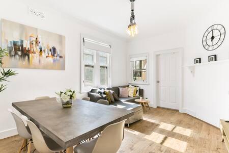 Spacious Harbour View 4bd Home In Sydney CBD - Accommodation in Surfers Paradise 0
