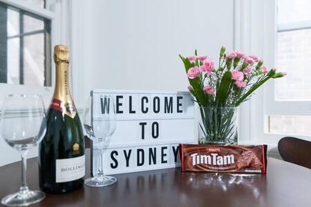 Spacious Harbour View 4bd Home In Sydney CBD - Accommodation in Surfers Paradise 1