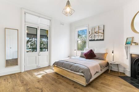Spacious Harbour View 4bd Home In Sydney CBD - Accommodation in Surfers Paradise 3
