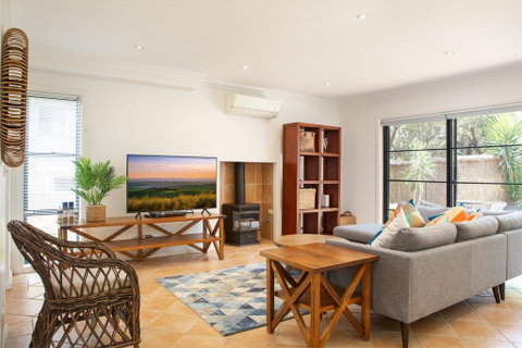 Spacious Home In The Heart Of Avalon Beach - Accommodation in Surfers Paradise 3
