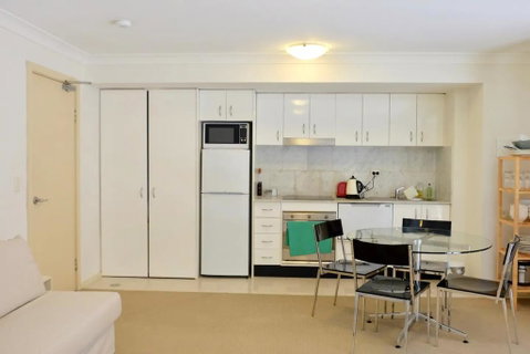 Spacious Studio By The Beach In Manly - Accommodation in Surfers Paradise 3