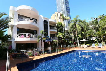 St Tropez Resort with Accommodation in Surfers Paradise