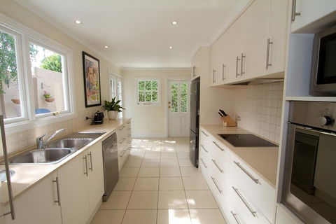 Strahan House - Accommodation in Surfers Paradise 2
