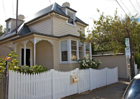 Strahan House - Accommodation in Surfers Paradise 1