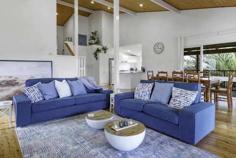 Stylish Renovated Home - Ocean Views - Fireplace - Accommodation in Surfers Paradise 2