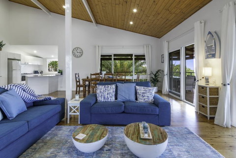 Stylish Renovated Home - Ocean Views - Fireplace - Accommodation in Surfers Paradise 3