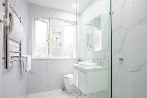 Sunlit 2-bed Apartment Metres From The Beach - Accommodation in Surfers Paradise 3