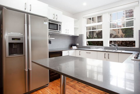Sunlit 2-bed Apartment Metres From The Beach - Accommodation in Surfers Paradise 2