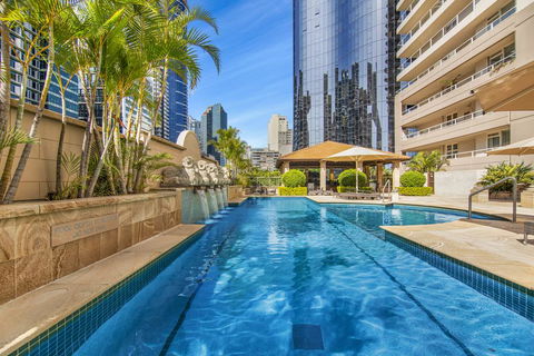 Super Convenient Apartment With Garden Views - Accommodation in Surfers Paradise 2