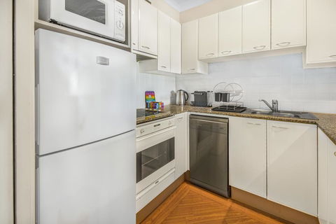 Super Convenient Apartment With Garden Views - Accommodation in Surfers Paradise 3