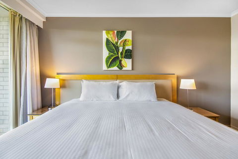 Super Convenient Apartment With Garden Views - Accommodation in Surfers Paradise 1