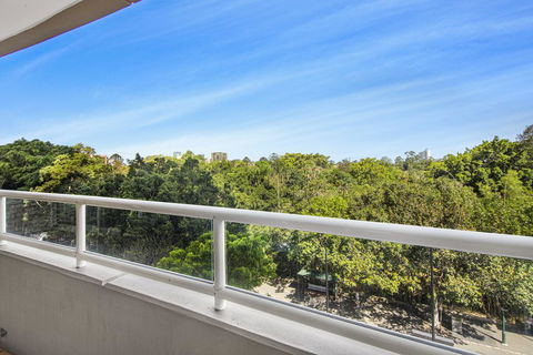 Super Convenient Apartment With Garden Views - Accommodation in Surfers Paradise 0