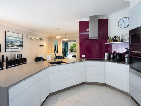 Super Sized Family Retreat With A Pool - Accommodation in Surfers Paradise 2