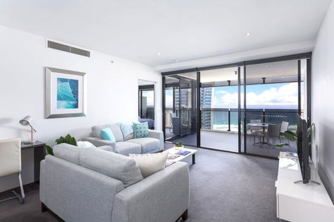 Surfers Paradise Two Bedroom Luxury Seaview Spa Apartment - Sealuxe - Accommodation in Surfers Paradise 1