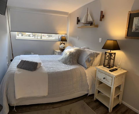 Swamp Fox Luxury 2BR Dutch Barge - Accommodation in Surfers Paradise 1