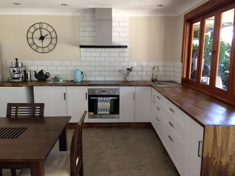 TAKURA HEIGHTS Modern Country Apartment With Pool Access - Accommodation in Surfers Paradise 2