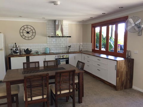 TAKURA HEIGHTS Modern Country Apartment With Pool Access - Accommodation in Surfers Paradise 0