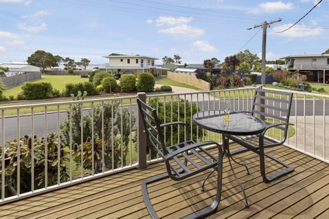 Tanjil - A Stroll From The Water In Paynesville - Accommodation in Surfers Paradise 1