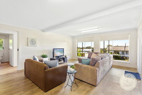 TASSIE SEASIDE SERENITY - L'Abode Accommodation - Accommodation in Surfers Paradise 1