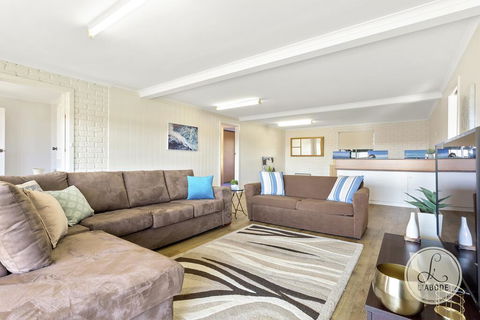 TASSIE SEASIDE SERENITY - L'Abode Accommodation - Accommodation in Surfers Paradise 3