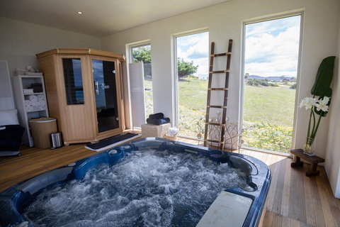 Saltwater - Absolute Oceanfront, Hot Tubs, Sauna, Fire Pits - Accommodation in Surfers Paradise 12