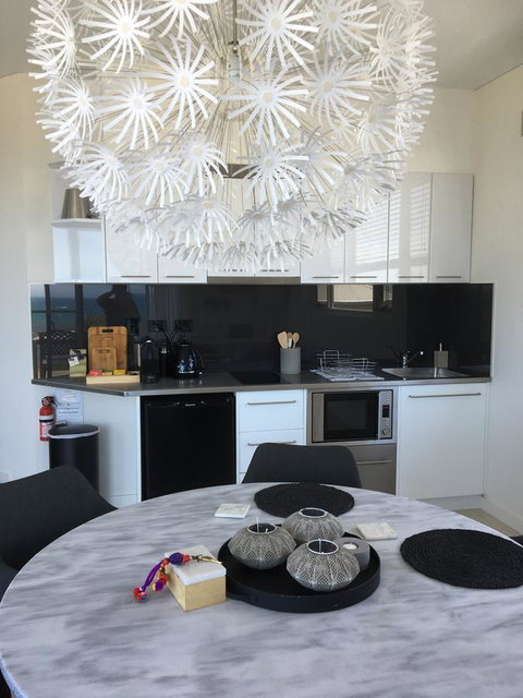 Saltwater - Absolute Oceanfront, Hot Tubs, Sauna, Fire Pits - Accommodation in Surfers Paradise 16