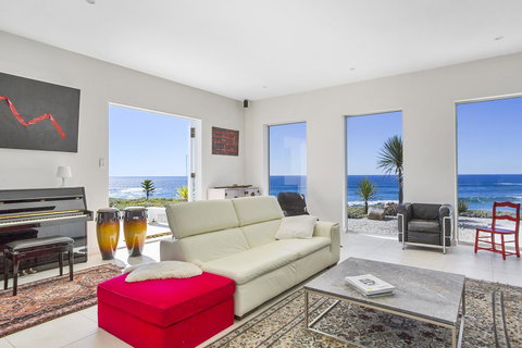 Saltwater - Absolute Oceanfront, Hot Tubs, Sauna, Fire Pits - Accommodation in Surfers Paradise 25